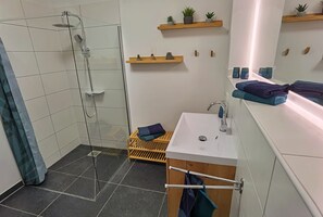 Dusch, hårtork, handdukar och tvål