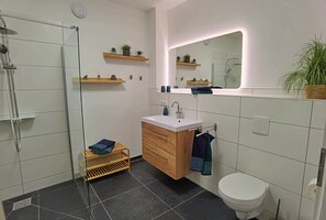 Een douche, een haardroger, handdoeken, zeep