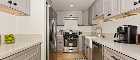 Fridge, oven, blender, cookware/dishes/utensils