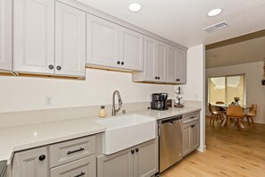 ثلاجة، فرن، خلاط، مستلزمات طهي/أطباق/أوعية