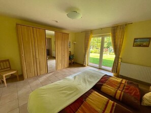 3 bedrooms, travel cot, free WiFi, bed sheets