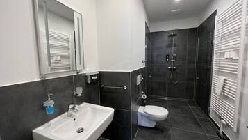 Habitación doble | Baño | Ducha y cabezal de ducha tipo lluvia