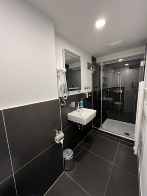 Twin Room | Bathroom - Innception Hotel (Cologne)