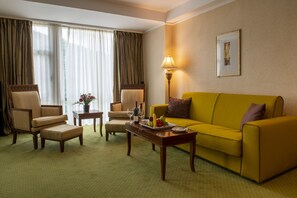 Family Studio Suite | Living area