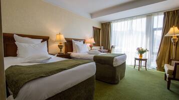 أغطية فراش متميزة وخزنة داخل الغرفة ومكتب وتجهيزات عازلة للصوت