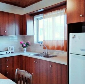 Appartement, 2 slaapkamers, balkon | Privékeuken | Een koelkast, een broodrooster, een broodroosteroven