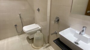 Shower, free toiletries, towels - Hotel BKC Inn Near Trade Centre, Visa Consulate (Mumbai)