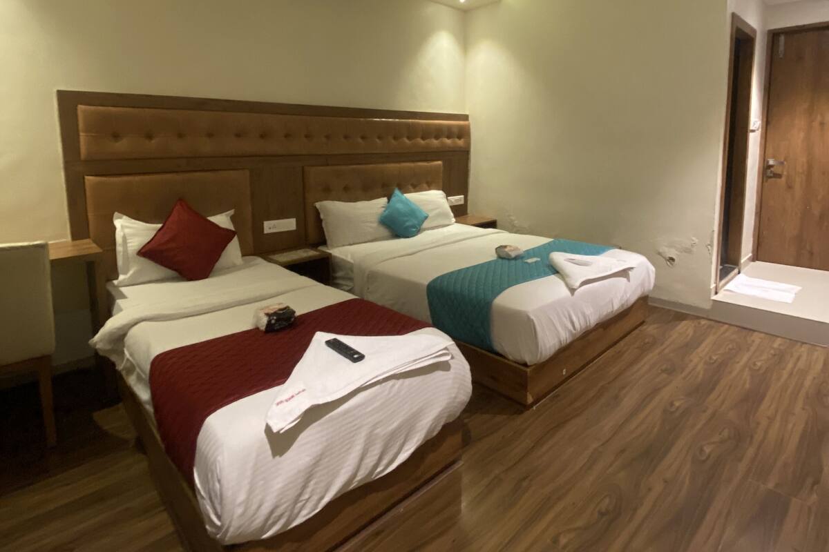Deluxe Triple Room | Desk, laptop workspace, bed sheets