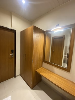 Habitación cuádruple Deluxe, 2 camas Queen size | Escritorio, espacio para trabajar con laptop y ropa de cama