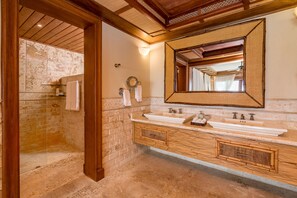 Douche hydromassante, articles de toilette gratuits, sèche-cheveux
