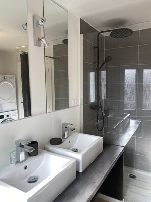 A modern bathroom with two sinks, a shower, and a large mirror. - Instant Knokke (Knokke-Heist)