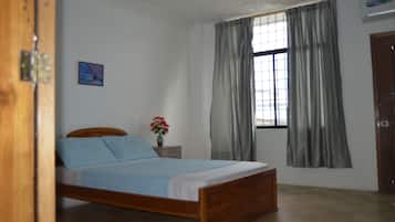 Escritorio, sistema de insonorización, wifi gratis y ropa de cama