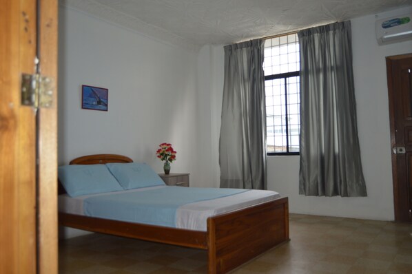 Escritorio, sistema de insonorización, wifi gratis y ropa de cama