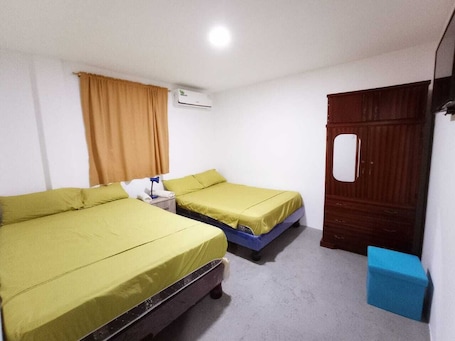 Escritorio, sistema de insonorización, wifi gratis y ropa de cama