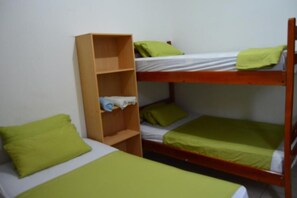 Basic Triple Room | Desk, soundproofing, free WiFi, bed sheets - Hostal El Naufrago 2 (Manta)