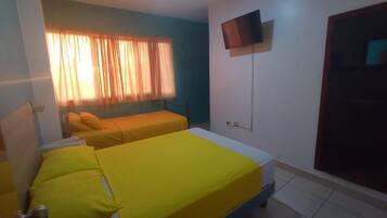 Habitación económica doble de uso individual | Escritorio, sistema de insonorización, wifi gratis y ropa de cama