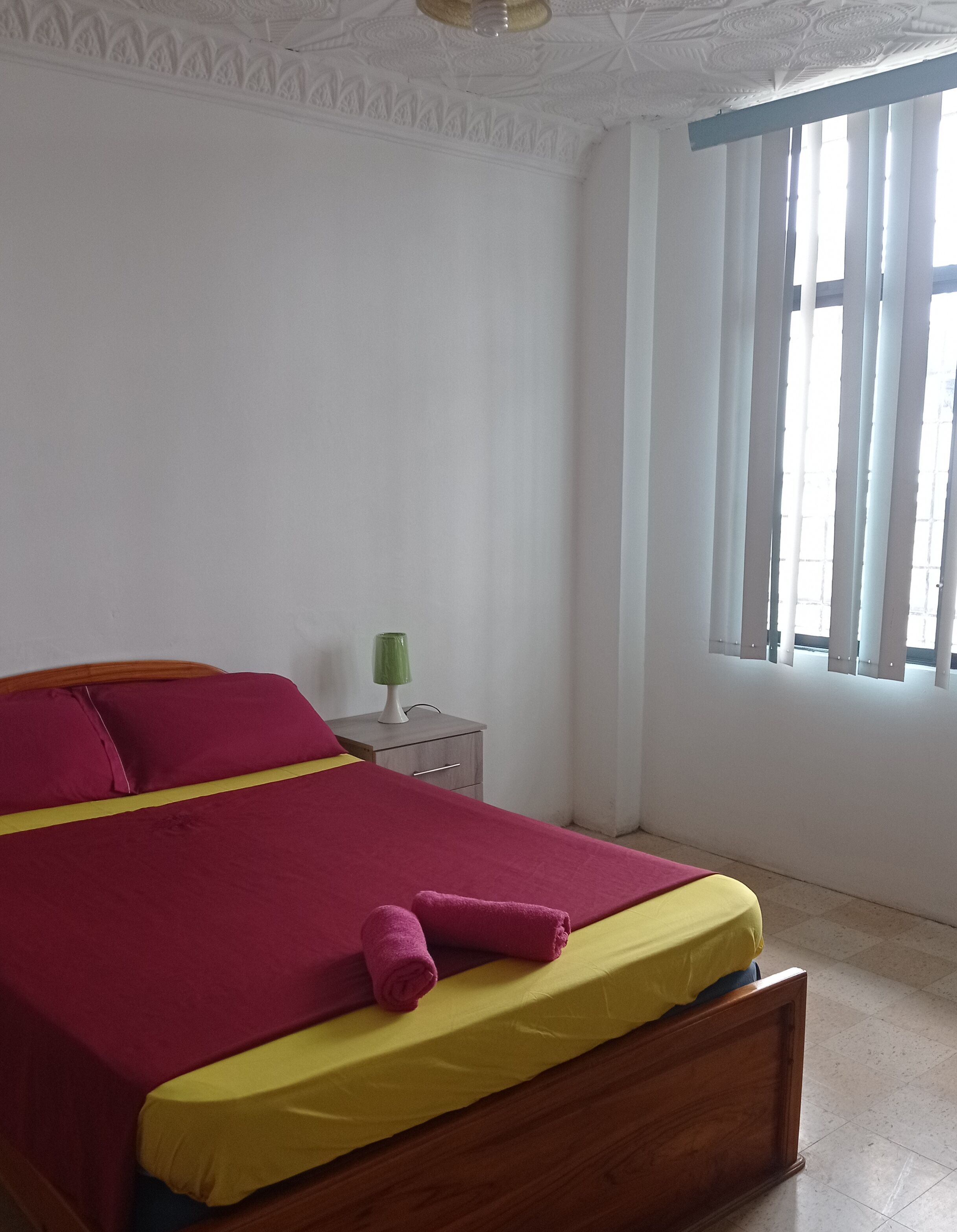 Een bureau, geluiddichte muren, gratis wifi, beddengoed