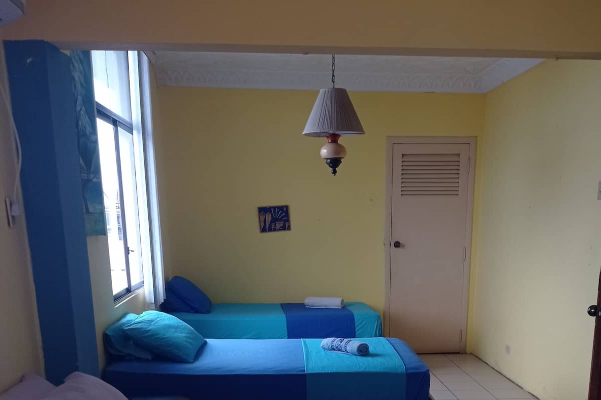 Bureau, chambres insonorisées, Wi-Fi gratuit, draps fournis