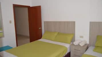 Escritorio, sistema de insonorización, wifi gratis y ropa de cama