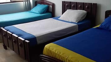 Escritorio, sistema de insonorización, wifi gratis y ropa de cama