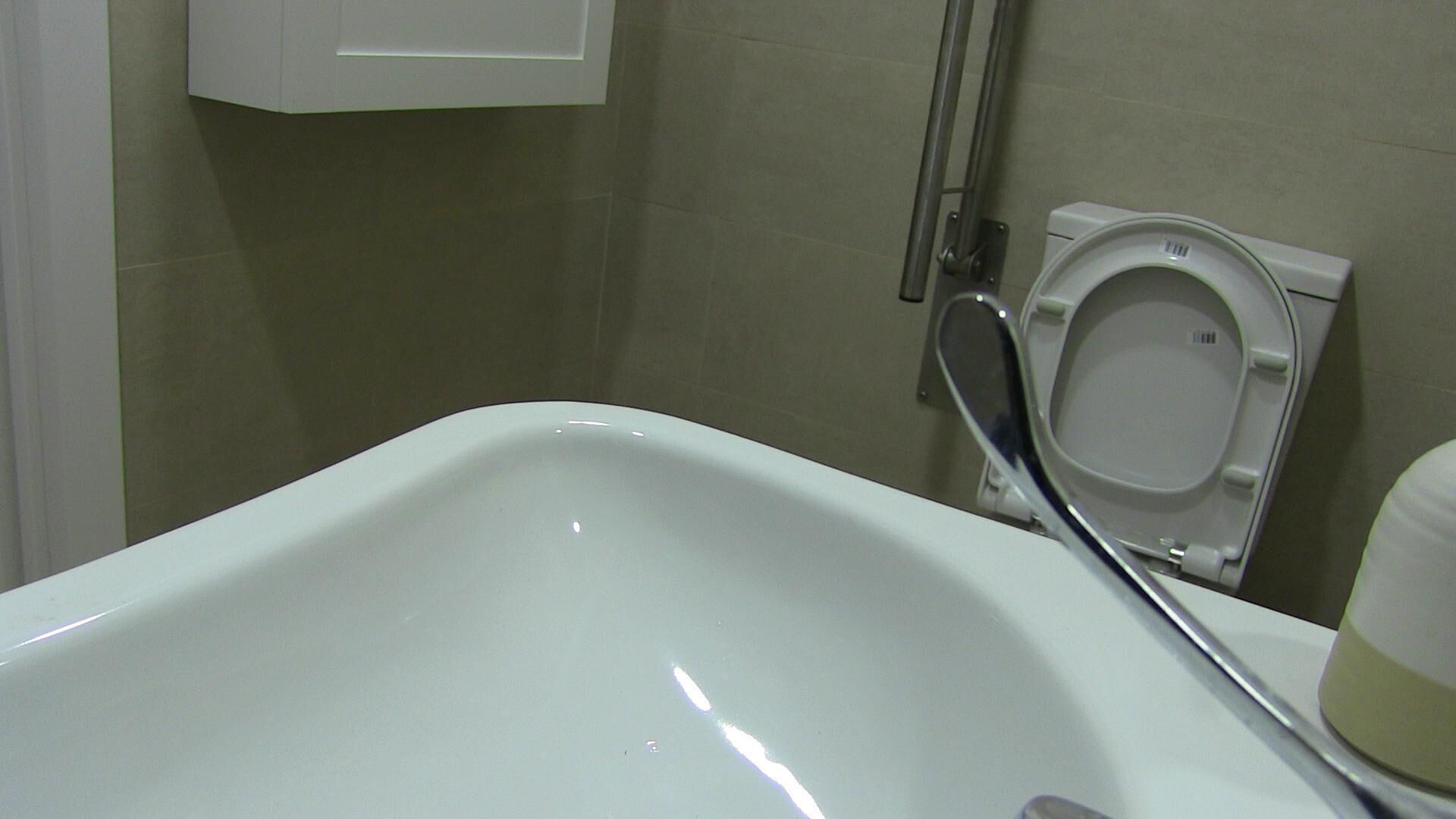 Une salle de bain avec une baignoire blanche, des toilettes et un espace douche.