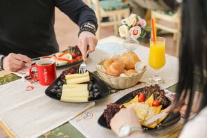 Free daily continental breakfast - Casa de la Rosa (Timisoara)