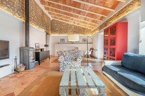 TV, fireplace - Finca Llucamar - Sant Llorenç (Sant Llorenç Des Cardassar)