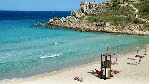 A beach with clear turquoise water, rocky cliffs, and a lifeguard tower. - I Mirti Bianchi Residence con piscina (Santa Teresa di Gallura)