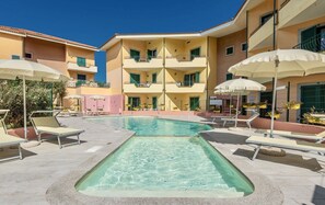 Seasonal outdoor pool, pool umbrellas, pool loungers - I Mirti Bianchi Residence con piscina (Santa Teresa di Gallura)