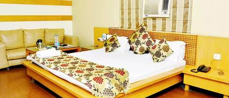 6 bedrooms, desk, free WiFi, bed sheets