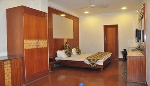 6 quartos, escrivaninha, Wi-Fi de cortesia, roupa de cama
