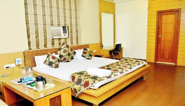 6 quartos, escrivaninha, Wi-Fi de cortesia, roupa de cama
