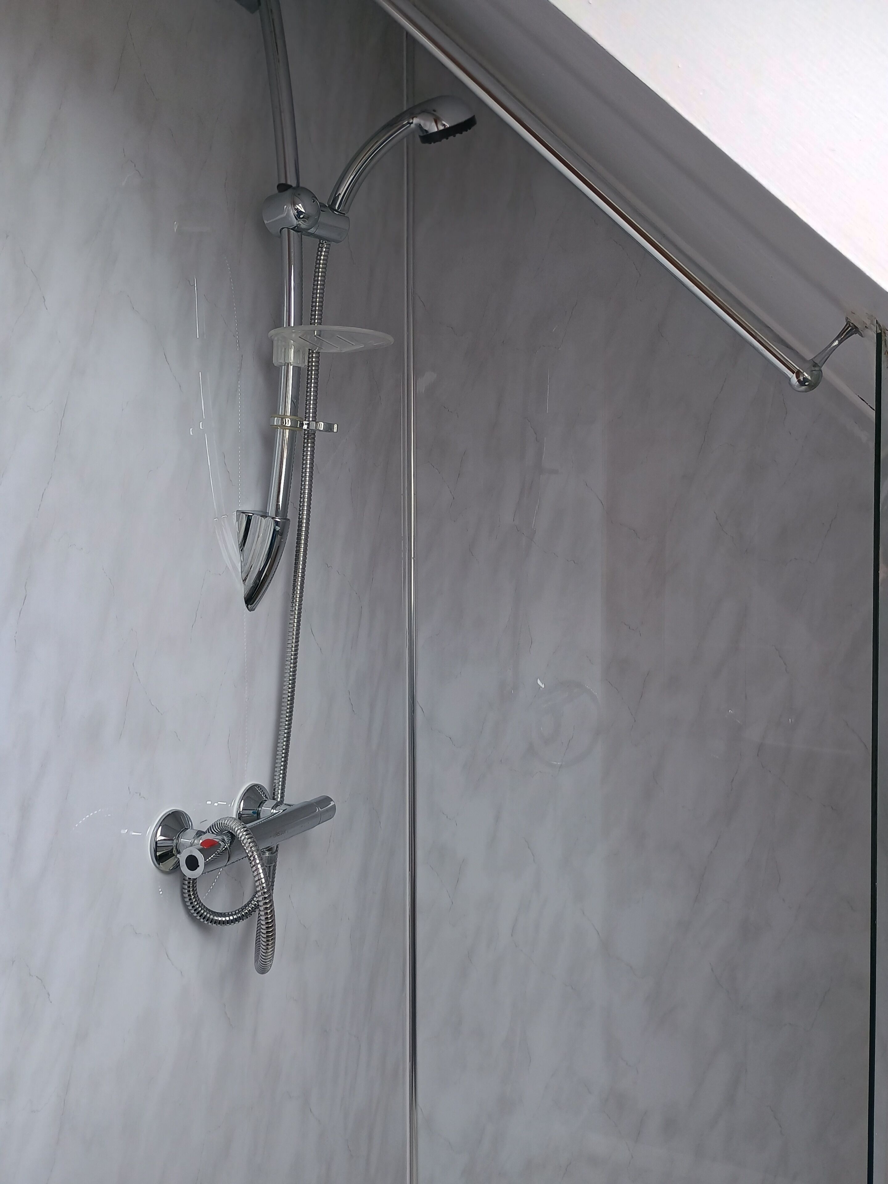 Douche, sèche-cheveux, serviettes fournies, savon