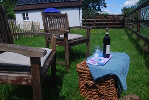Property grounds - Cosy studio apartment views, walks from the doorstep. Newly redecorated for 2026 (Ross On Wye)