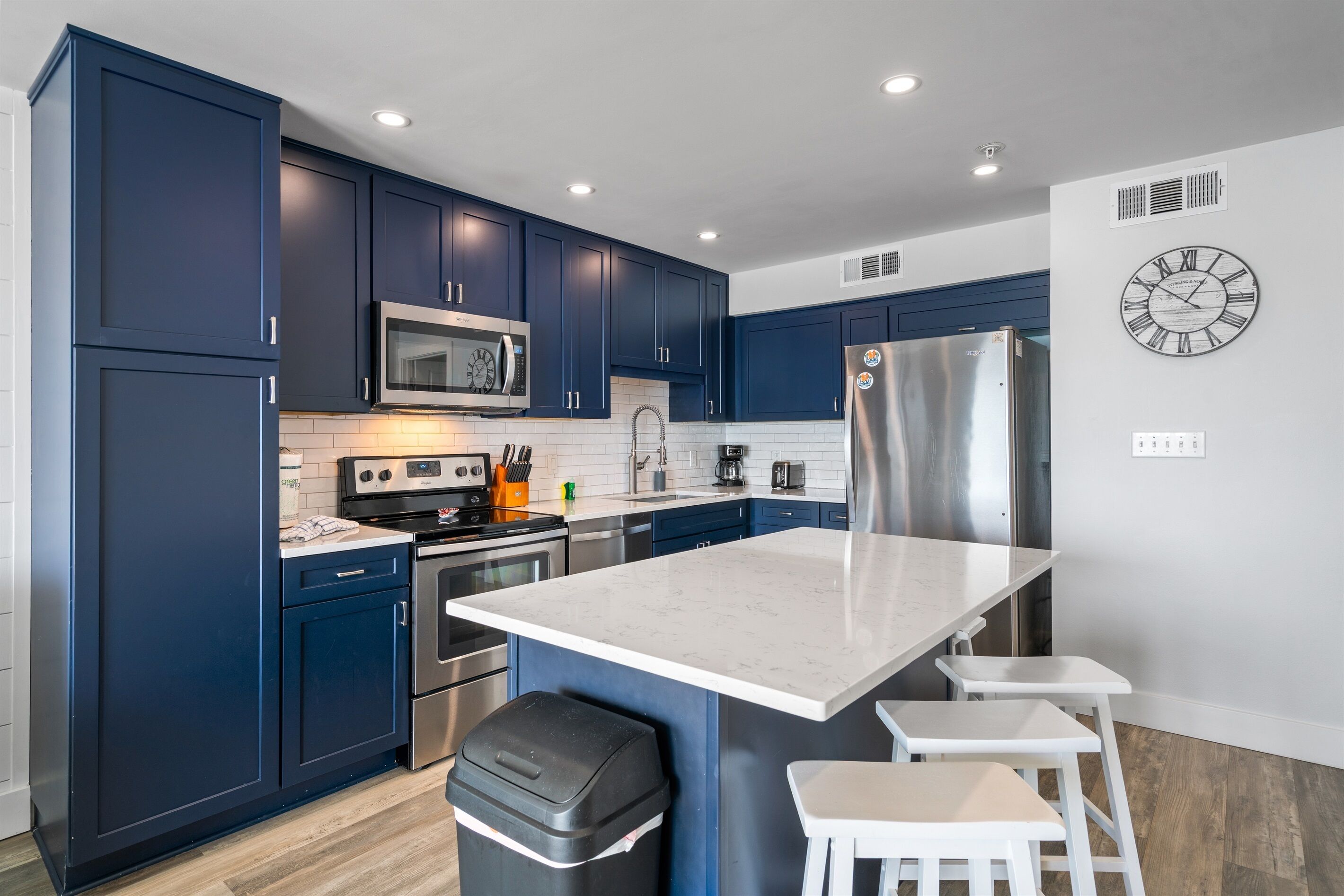 Geladeira, micro-ondas, fogão, cooktop