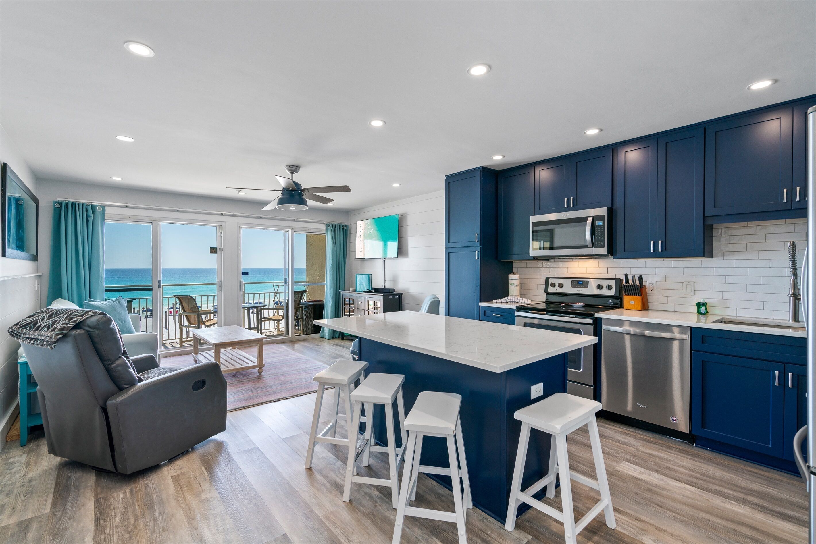 ثلاجة، ميكروويف، فرن، موقد طهي مسطح