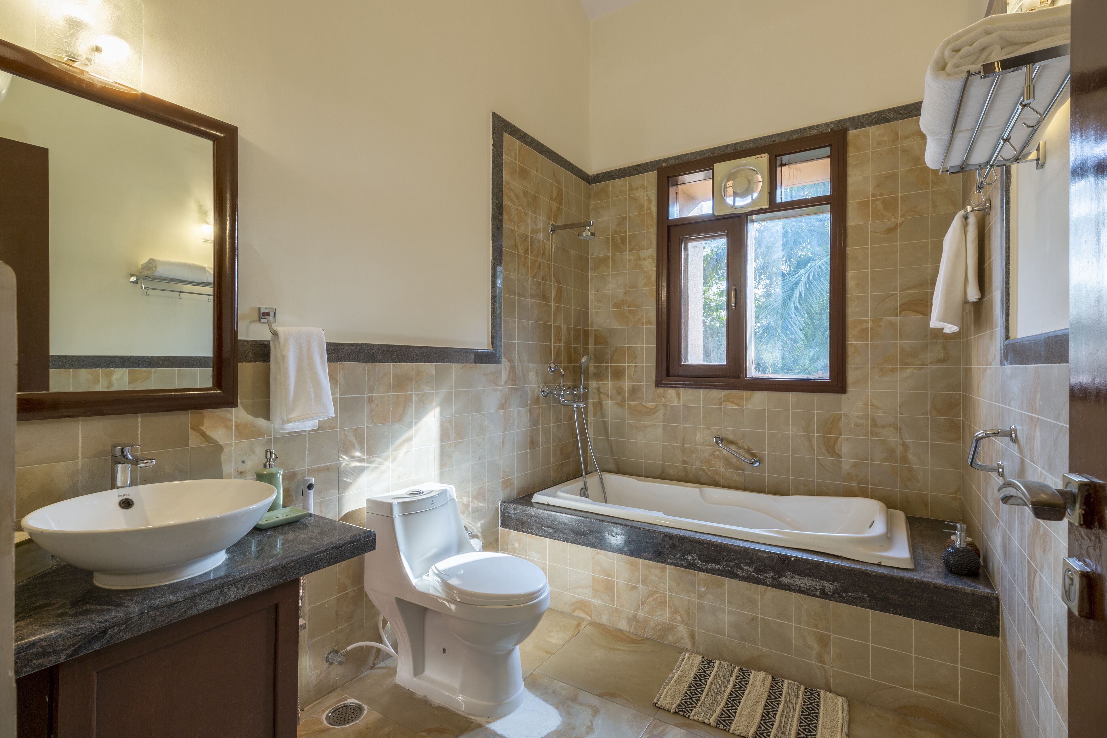 Une salle de bain avec un lavabo, des toilettes et une baignoire.