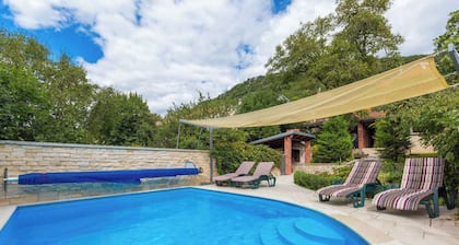 Holiday home mit Pool und Klimaanlage