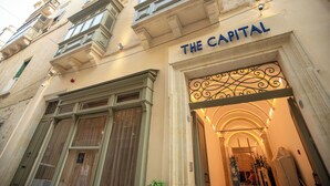 Un edificio con un letrero que dice "THE CAPITAL".