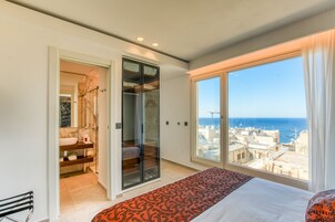 Deluxe Suite with Seaview | Ropa de cama de alta calidad y colchones con acolchado adicional
