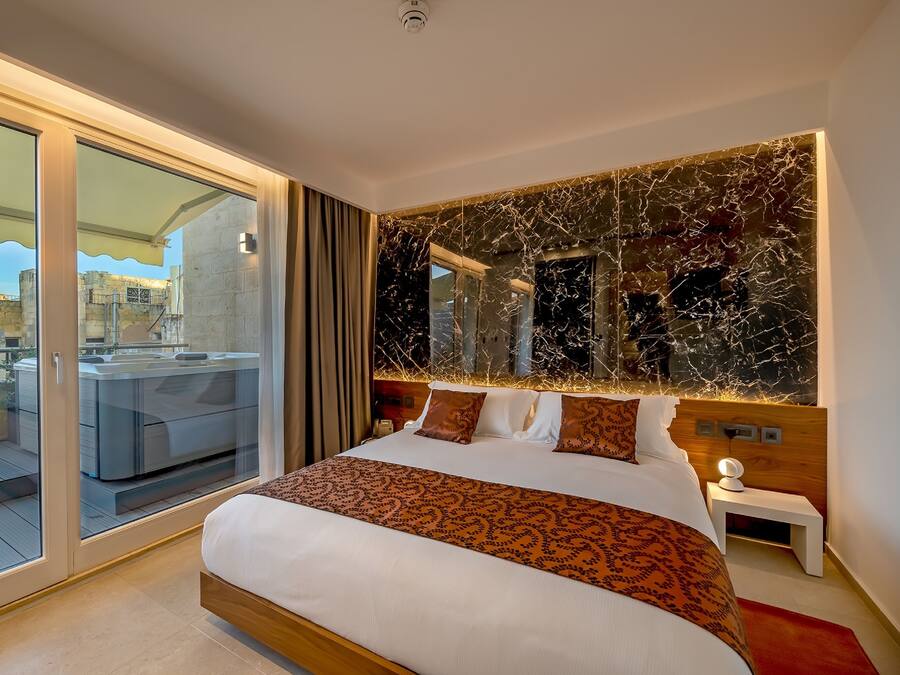 Superior Suite with Hot Tub | Premium bedding, pillow-top beds, in-room safe, individually furnished