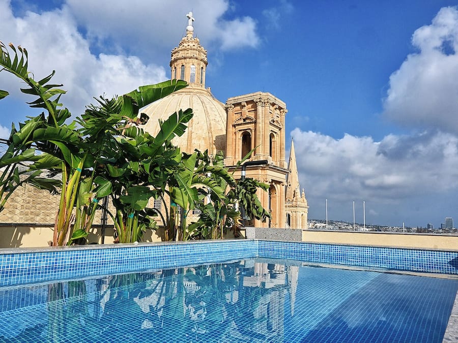 Sesongbasert utendørsbasseng og solsenger