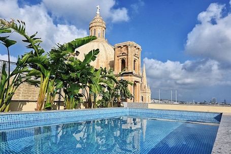 Seasonal outdoor pool, open 9:00 AM to 5:00 PM, sun loungers