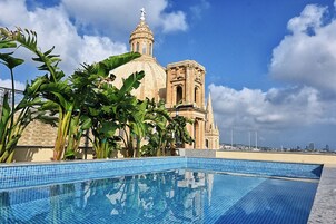 Seasonal outdoor pool, open 9:00 AM to 5:00 PM, pool loungers