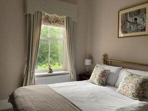 Individually decorated, individually furnished, desk, blackout curtains - The Old Lodge Guest House (Lincoln)