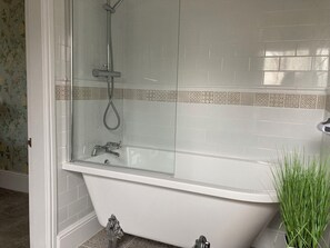 Habitación de lujo doble | Baño | Ducha y cabezal de ducha tipo lluvia