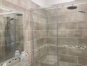 Superior Double Room | Bathroom | Shower, rainfall showerhead, free toiletries, hair dryer - The Old Lodge Guest House (Lincoln)