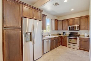 Refrigerador, microondas, horno, placa de cocina