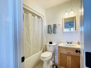 Suihku, hiustenkuivaaja, pyyhkeet, sampoo