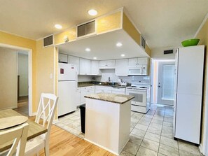 冷蔵庫、電子レンジ、オーブン、コンロ